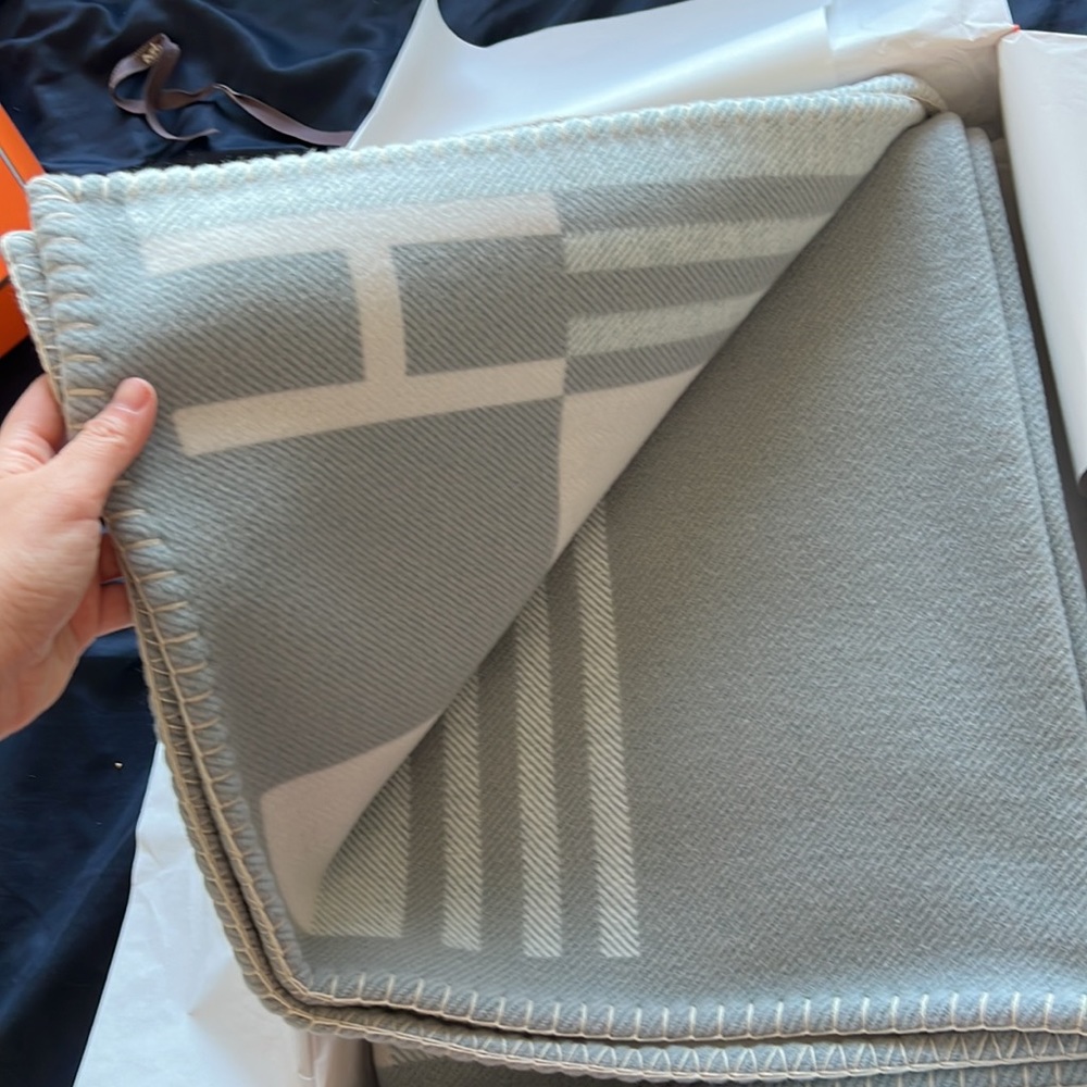 - Brand new hermes blanket in gray ithaque - Picture 4 of 8